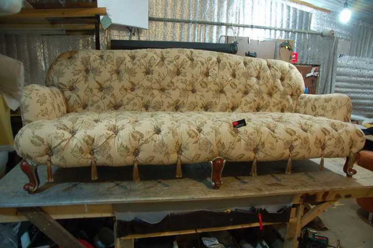 Перетяжка дивана (62 фото): обтяжка своими руками кожаной модели с подлокотниками пошагово, выбор ткани для обшивки, видео