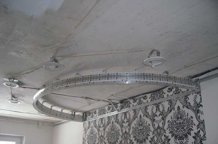 Двухуровневые потолки (83 фото): двухуровневый потолок в спальне, двухъярусные конструкции в прихожей