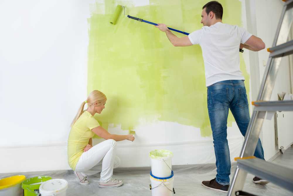 Покраска стен – это популярный вариант отделки помещений Какие варианты окраски поверхностей в квартире существуют и как выбрать качественную и красивую краску Как нанести ее на стены и задекорировать  Какие фирмы выпускают хорошие краски