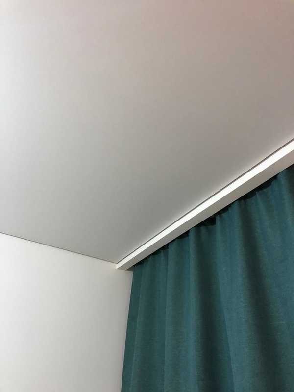 Ниша для штор в натяжном потолке, ее плюсы и минусы, область применения.