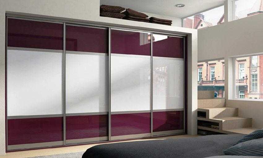 Шкафы со стеклом (29 фото): подсветка для стеклянных полок, модели с матовыми дверями и ящиками