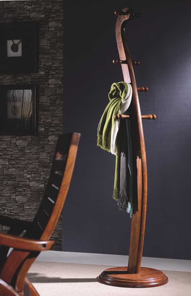Стул-вешалка: напольные модели для одежды и встроенные в стене конструкции