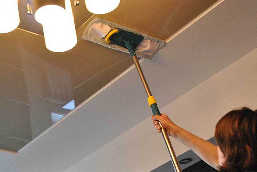 Как помыть глянцевый натяжной потолок без разводов