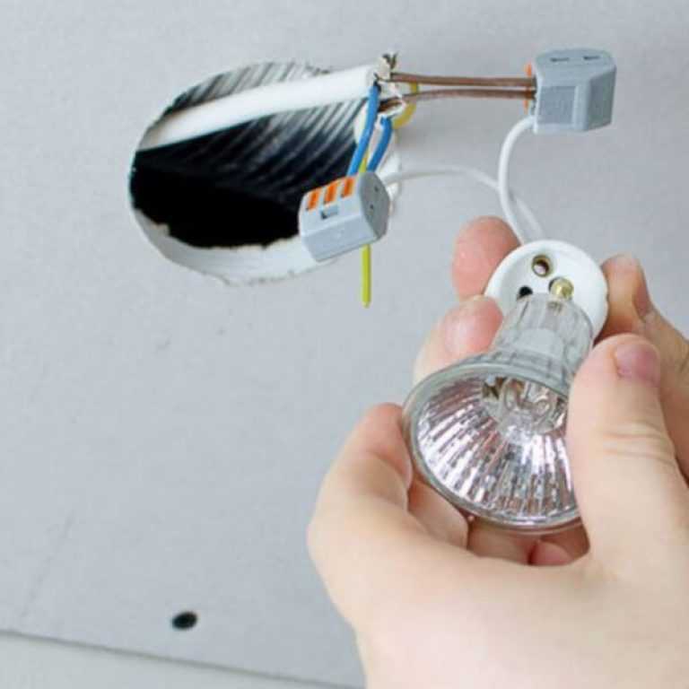 Как поменять лампочку в подвесном потолке?