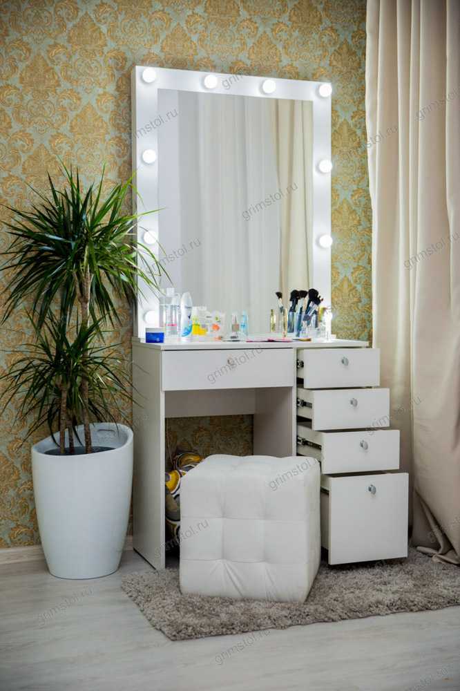 Угловой туалетный столик с зеркалом (31 фото): дамский будуарный стол для макияжа из массива и его размеры