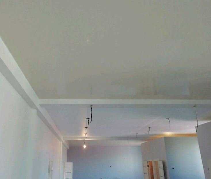 Одноуровневый потолок из гипсокартона  – преимуществ аи недостатки. Одноуровневые конструкции из ГКЛ в интерьере разных комнат. Возможные варианты освещения на одноуровневом потолке из гипсокартона.