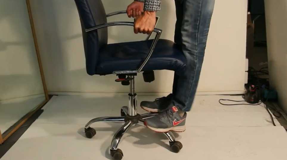 Как самостоятельно снять крестовину (пятилучье) офисного кресла