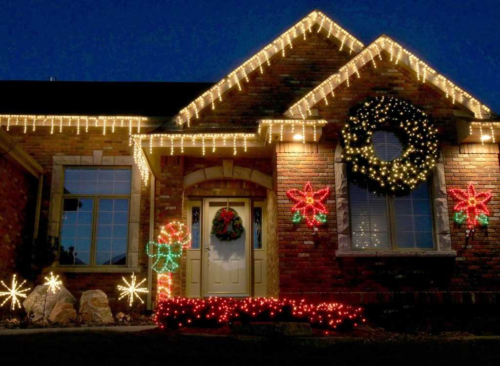 Новогоднее освещение загородного дома снаружи: 100 фото идей