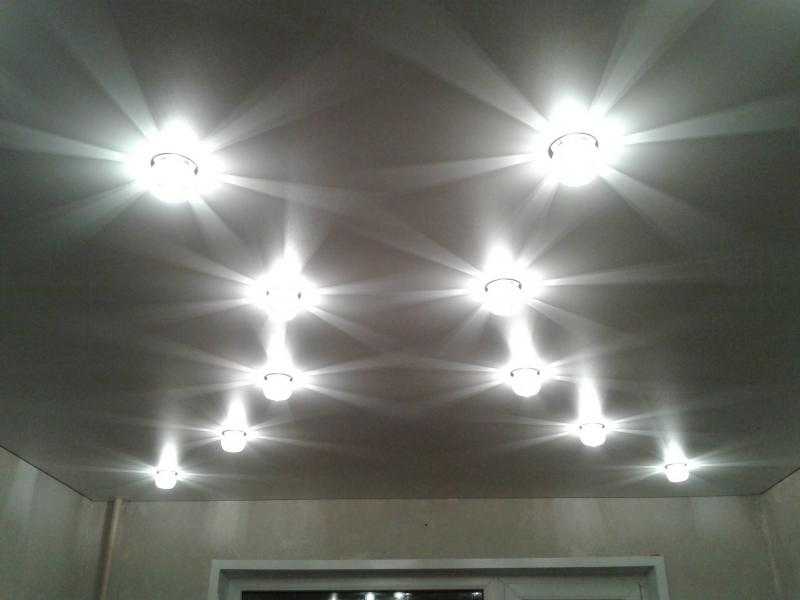Как можно рассчитать, какое количество светильников нужно в комнату с натяжным потолком