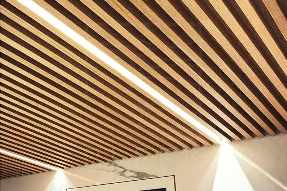 Деревянный реечный потолок (29 фото): подвесной потолок из планок дерева с промежутками, отделка потолочного покрытия рейками