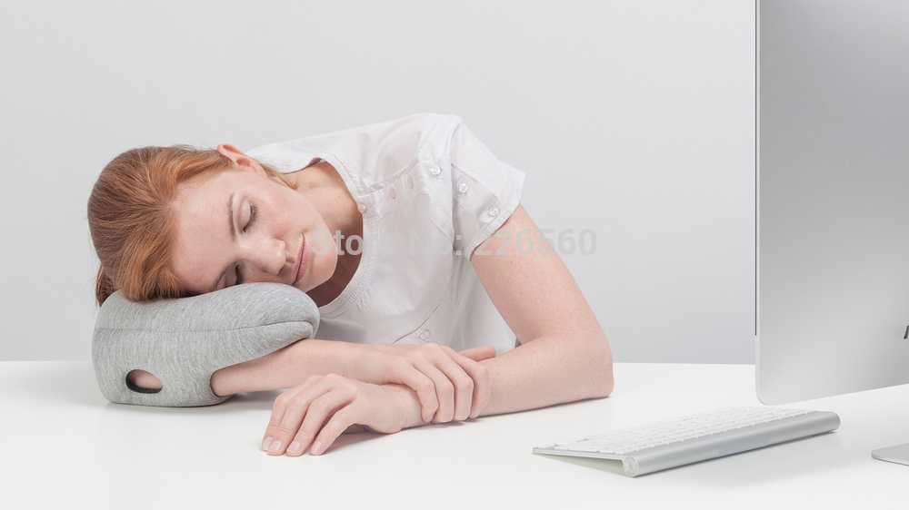 Подушка «страус» (24 фото): необычная модель «ostrich pillow» для сна на рабочем месте