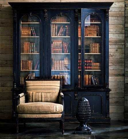 Книжный шкаф со стеклянными дверцами: разновидности дверей и критерии выбора подходящей модели шкафа для книг, варианты размещения в комнате