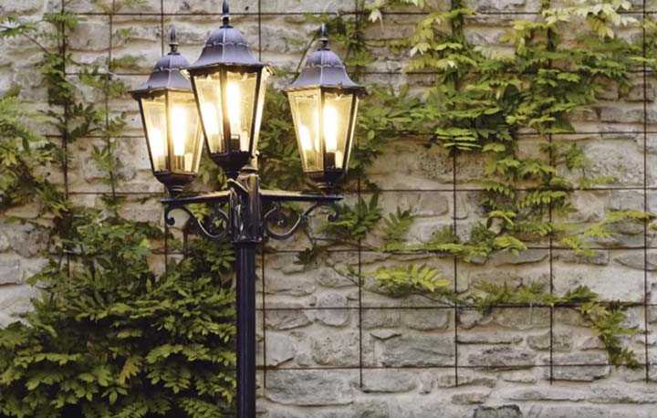 Уличные настенные светильники часто используются для оформления загородных частных домов Какими свойствами обладают влагозащищенные и светодиодные наружные бра для улицы На каких стенах их можно вешать