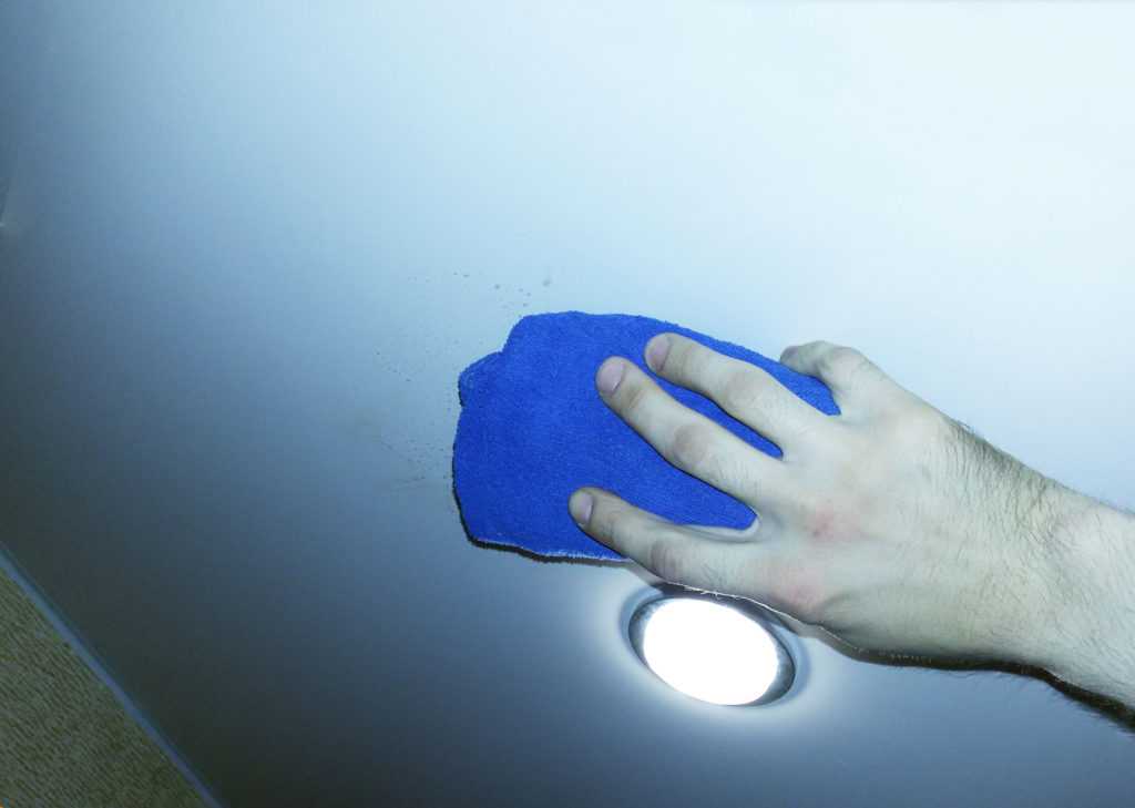 Как помыть натяжной потолок в домашних условиях? матовый и глянцевый без разводов