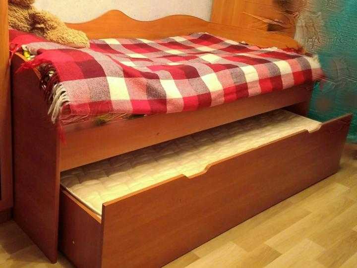 Выдвижная кровать (71 фото): двухъярусная модель с выкатным спальным местом