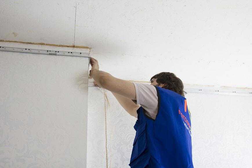 Натяжные потолки - устанавливаются до поклейки обоев или после: что делают сначала, что раньше сделать, что вперед - клеить или натягивать