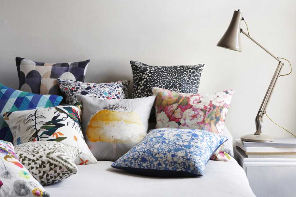 Вязаные подушки (49 фото): круглые и декоративные диванные модели из мотивов в виде совы, мышки, зайца и других