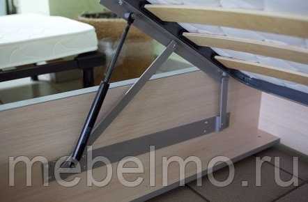 Конструктивные особенности кроватей чердаков со столом и шкафом, расположение элементов
