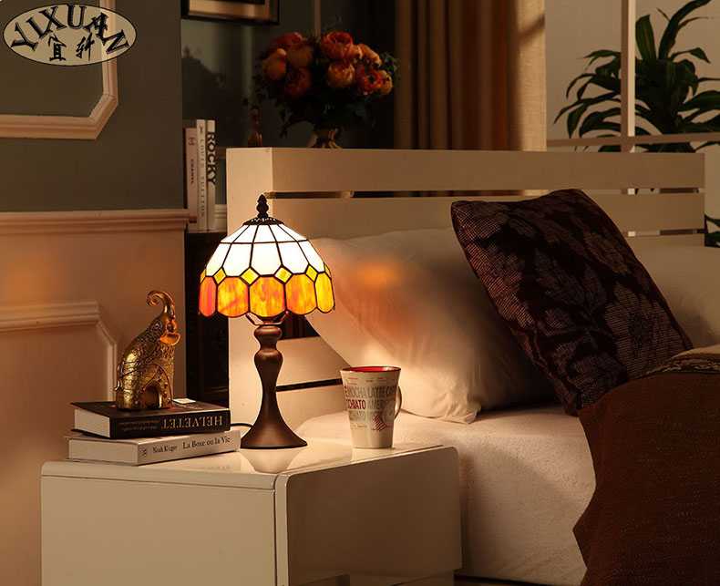 Настольные светильники для спальни (51 фото): прикроватная лампа на тумбочку, гибкий led-светильник, современные модели с абажуром, варианты в классическом стиле