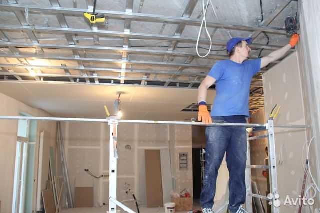 Демонтаж навесного потолка — как снять потолочную конструкцию