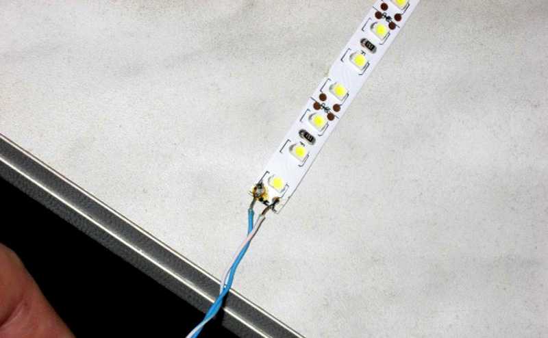 Как использовать светодиодные ленты под шкафы на кухне с декоративной и осветительной целью Как правильно произвести монтаж и подключение подсветки из светодиодами своими руками