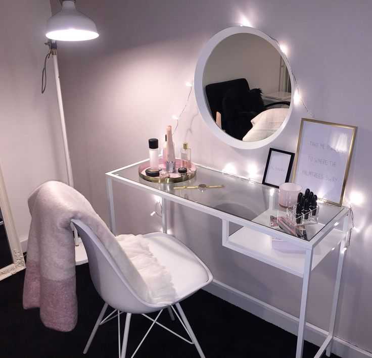 Угловой туалетный столик с зеркалом (40 фото): дамский будуарный стол для макияжа из массива и его размеры