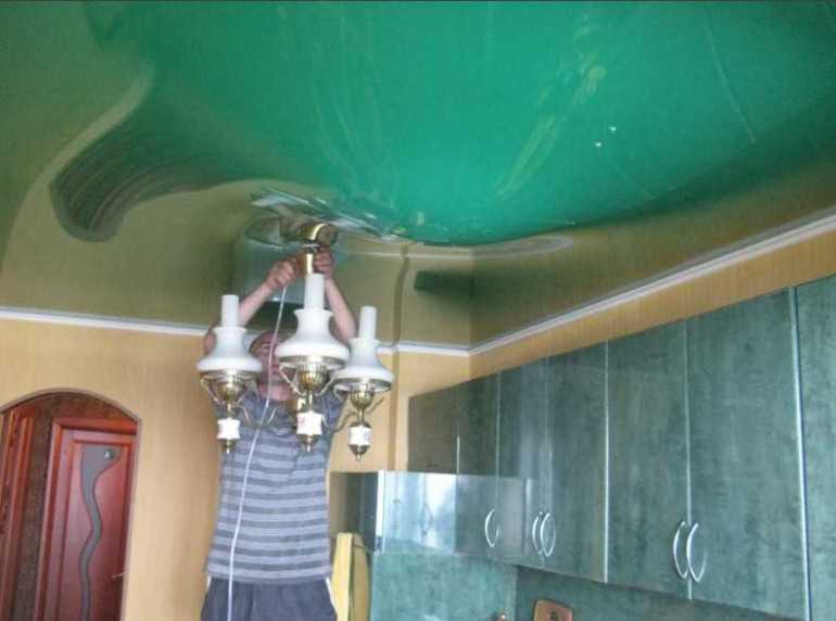 Как самому убрать воду с натяжного потолка, если залили соседи?