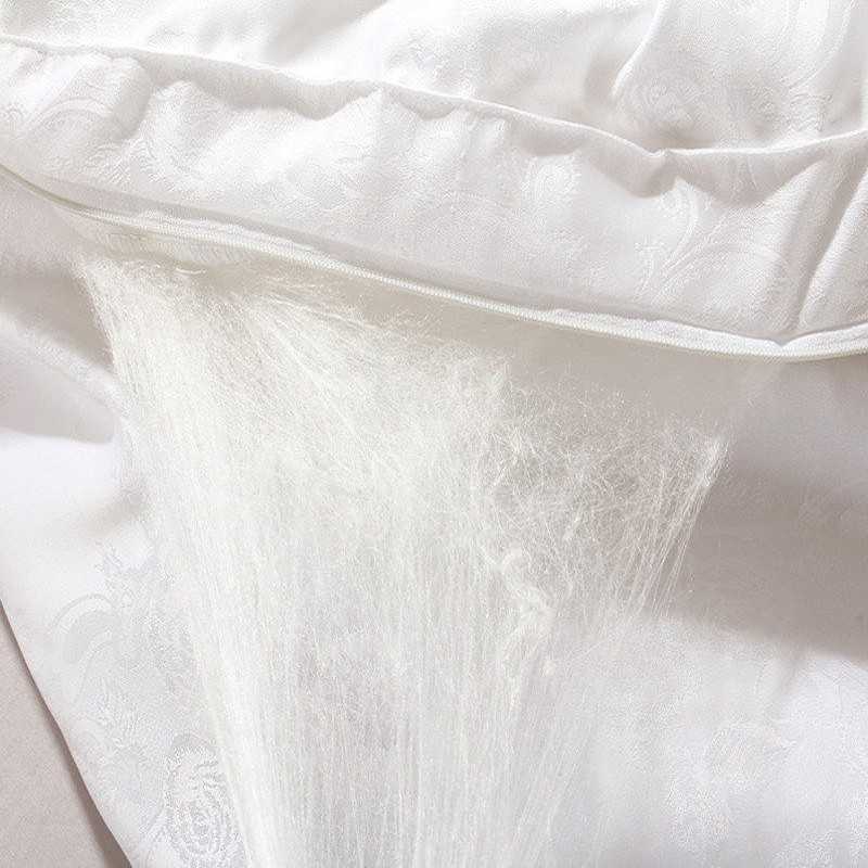Шелковое одеяло (40 фото): плюсы и минусы наполнителей, как выбрать тонкое и теплое на зиму из натурального шелка