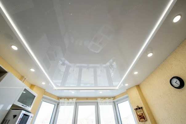 Натяжной потолок белого цвета: варианты использования в интерьере