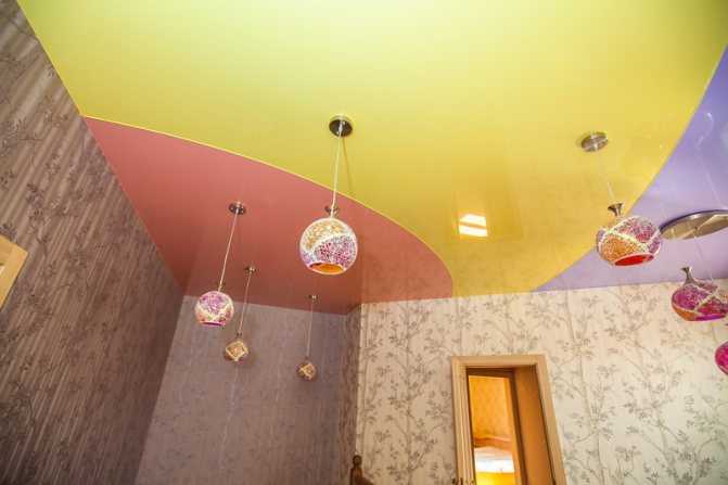 Натяжные потолки спайка двух цветов варианты