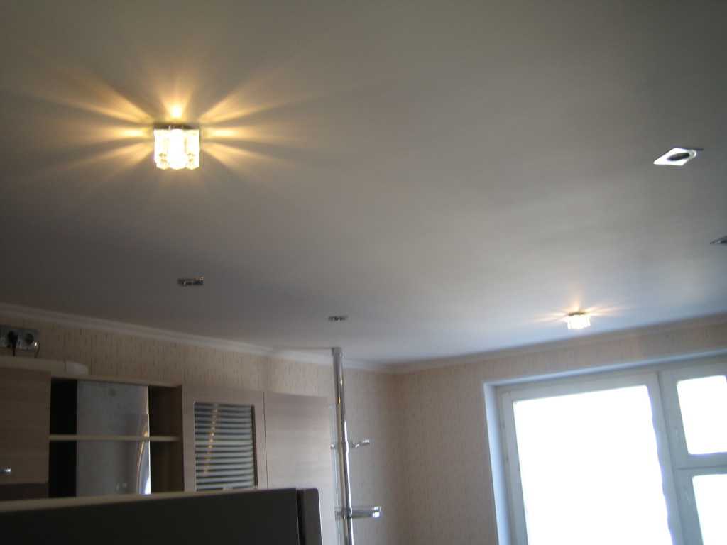 Одноуровневый потолок из гипсокартона  – преимуществ аи недостатки. Одноуровневые конструкции из ГКЛ в интерьере разных комнат. Возможные варианты освещения на одноуровневом потолке из гипсокартона.
