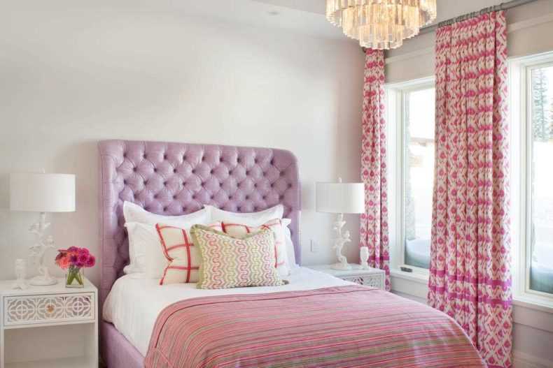 Обои для стен розовые: можно ли применять в спальне светлые молочные обои с розовым оттенком и цветами, и как правильно оформить пространство в интерьере небольшой комнаты