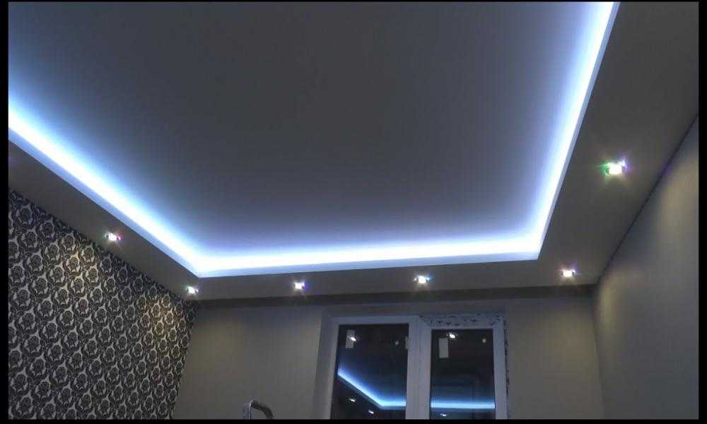 Светодиодная подсветка потолка – яркое решение для украшения потолочного пространства. Каковы варианты размещения светодиодов Как установить данную подсветку под плинтусом и можно ли встроить ее внутрь конструкции потолка
