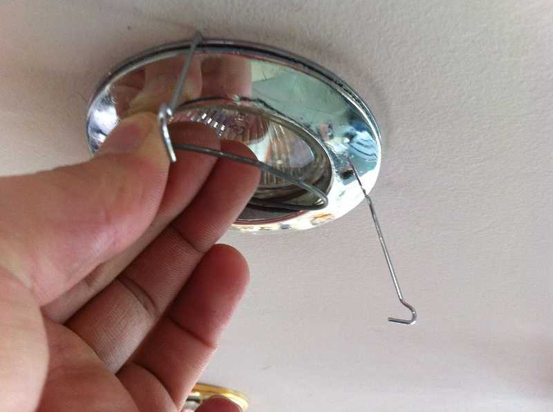 Как поменять лампочку в натяжном потолке? как снять и как менять светодиодную лампу и как потом вставить новую