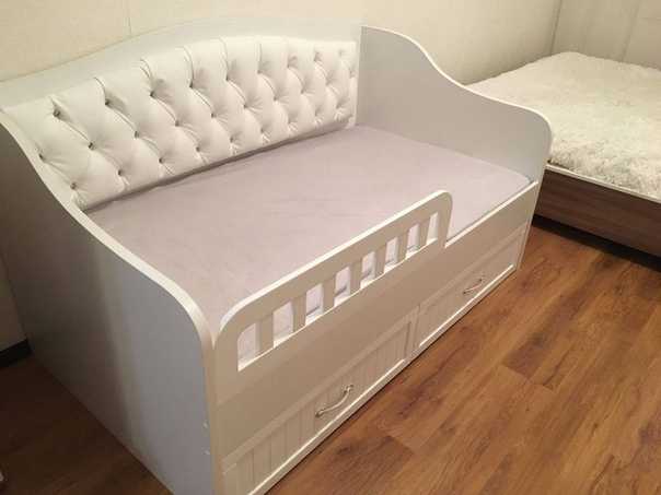 Кровати с тремя спинками (16 фото): элитная боковая мебель, варианты с мягкими спинками с нескольких сторон