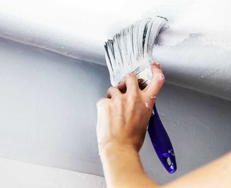 Не все знают, как покрасить потолок на старую краску. Чем выгодна покраска акриловой краской Стоит ли разбавлять водоэмульсионку Каким валиком лучше воспользоваться Какие рекомендации нужно учитывать при окрашивании