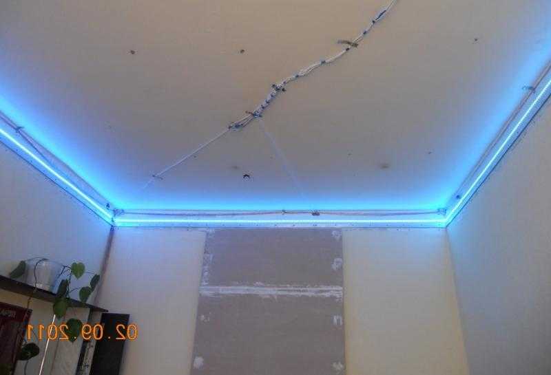 Подсветка натяжного потолка светодиодной лентой: особенности и монтаж