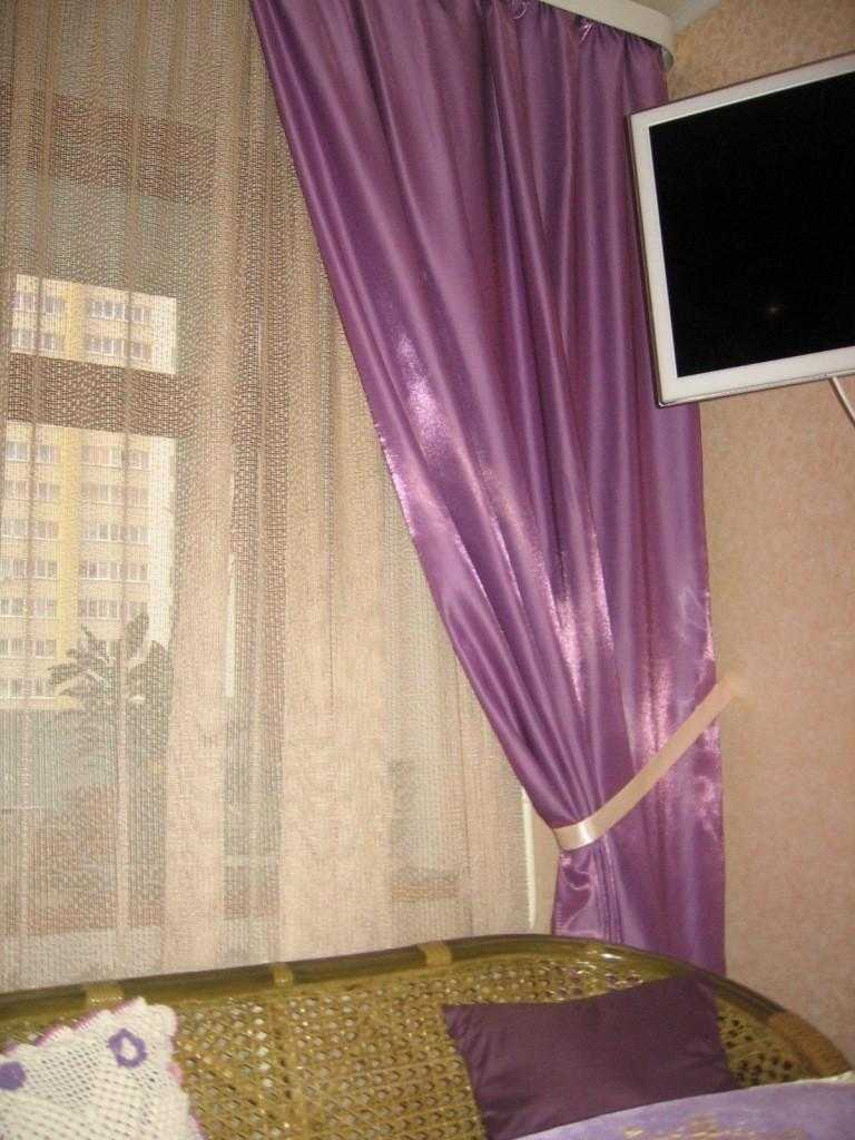 Подбираем шторы и занавески к фиолетовым обоям