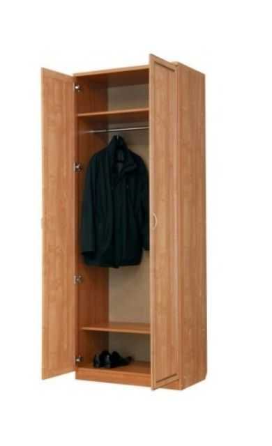 Трехстворчатые шкафы (33 фото): трехдверные варианты мебели для одежды, модели с зеркалом из массива дерева, как собрать