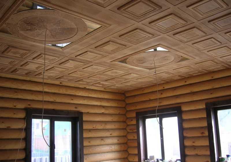 Чем можно отделать потолок в деревянном доме дешево и красиво