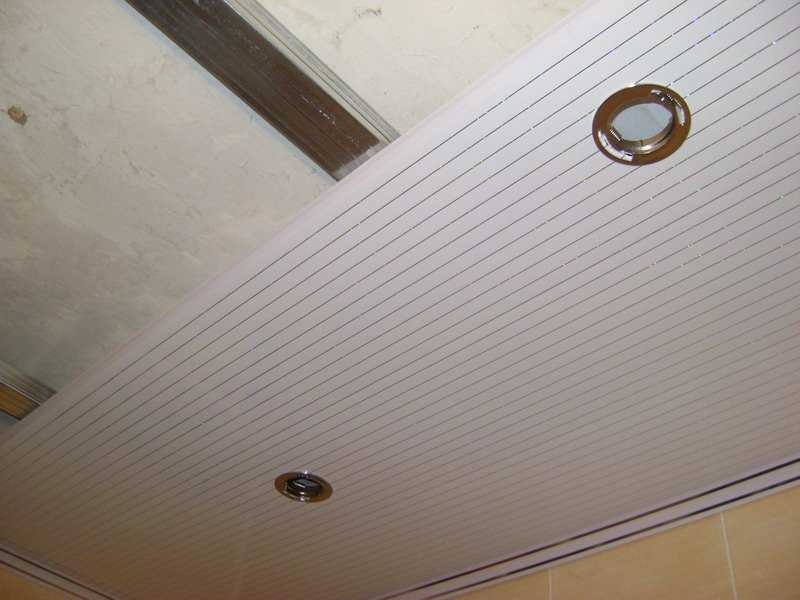 Потолок из панелей своими руками: пошаговая инструкция, как сделать подвесную конструкцию в ванной комнате или ином помещении и ее плюсы и минусы