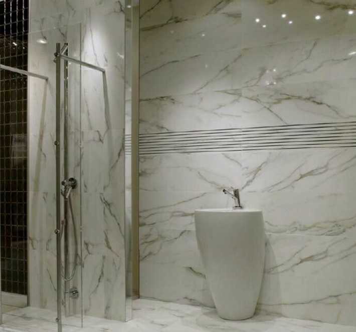 Плитка под мрамор для ванной комнаты (49 фото): белые настенные керамические модели и мраморный кафель