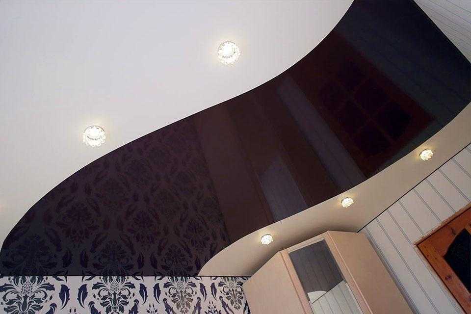 Натяжные одноуровневые потолки для зала (56 фото): двухцветные одноуровневые потолки в квартире, комбинированные глянцевые и матовые натяжные потолки в интерьере