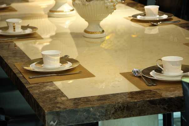 Мраморные столы: кухонные обеденные столы из мрамора с круглой столешницей и кофейные столики, другие виды, белые, черные и других цветов