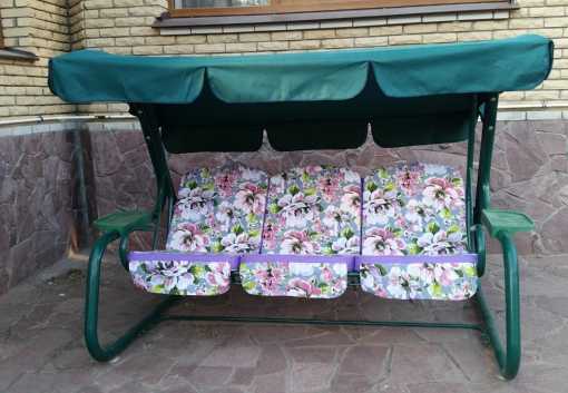 Превратила ненужную детскую кроватку в садовую скамейку: мастер-класс и результат (фото)