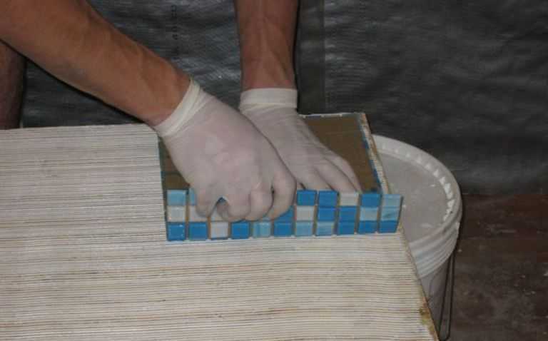 Как клеить мозаику? 30 фото: как правильно приклеить мозаичную плитку на сетке на стену на кухне, на гипсокартон и на деревянную поверхность