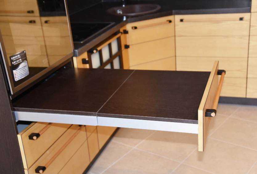 Встроенный выдвижной кухонный стол: модели / как выбрать?