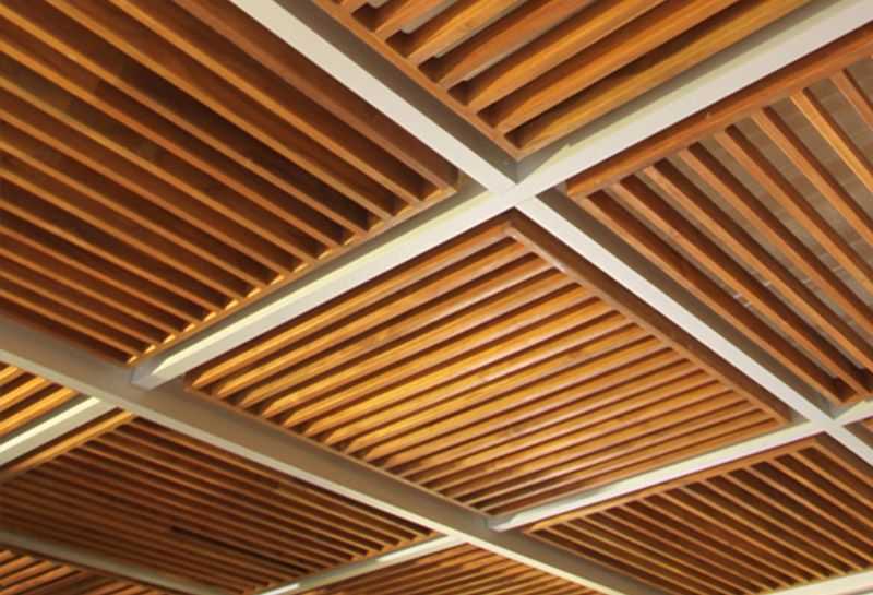 Деревянный реечный потолок: экологично и красиво