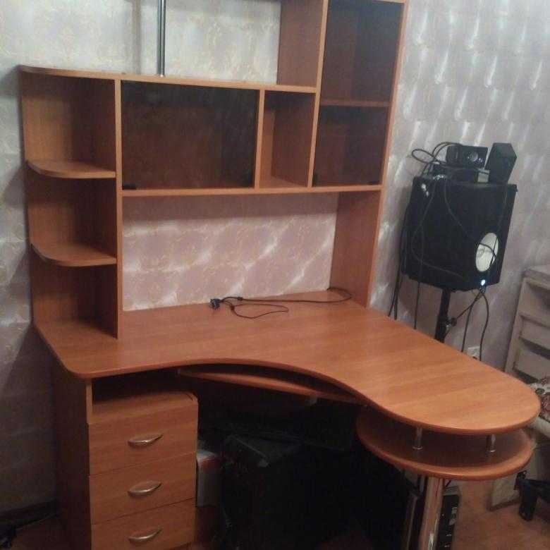 Угловой компьютерный стол: 50+ фото, идеи с полками, надстройками
