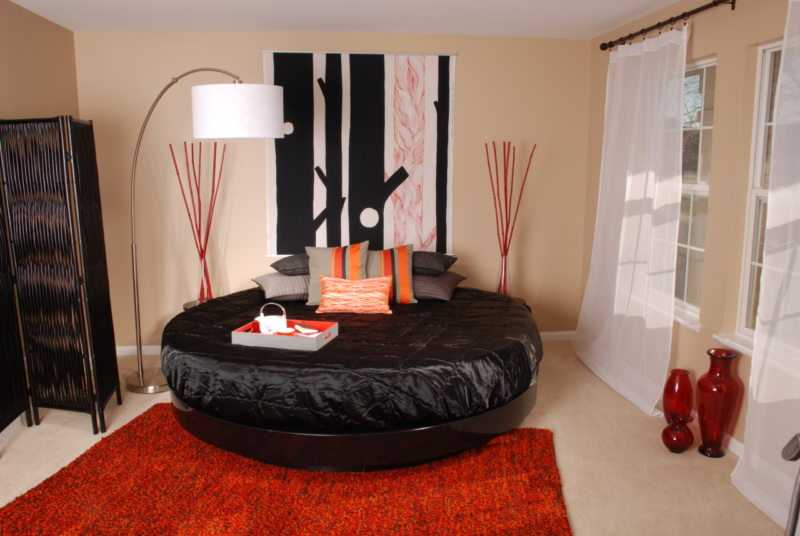 Кровати с балдахинами и пологами в интерьере комнат